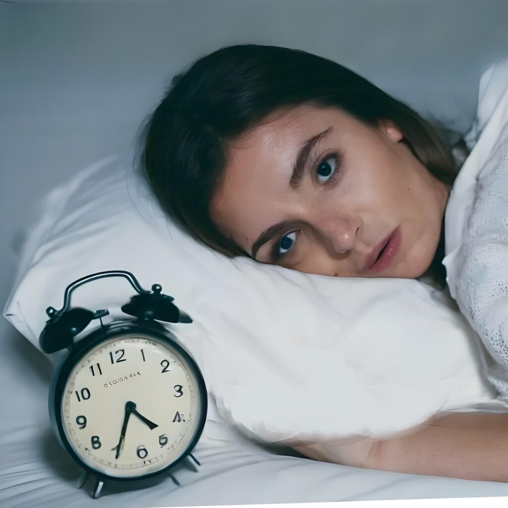 insomnia, sleep, female, midnight, late at night, clock, bed, bedroom, indoor, what are the first signs of ketosis
